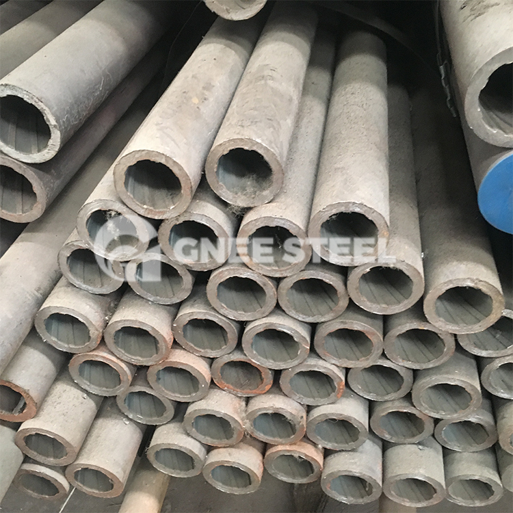 Internally threaded seamless steel pipe
